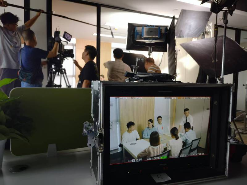 硚口区TVC拍摄公司：科技产品视觉化大师，诠释未来感与功能美学